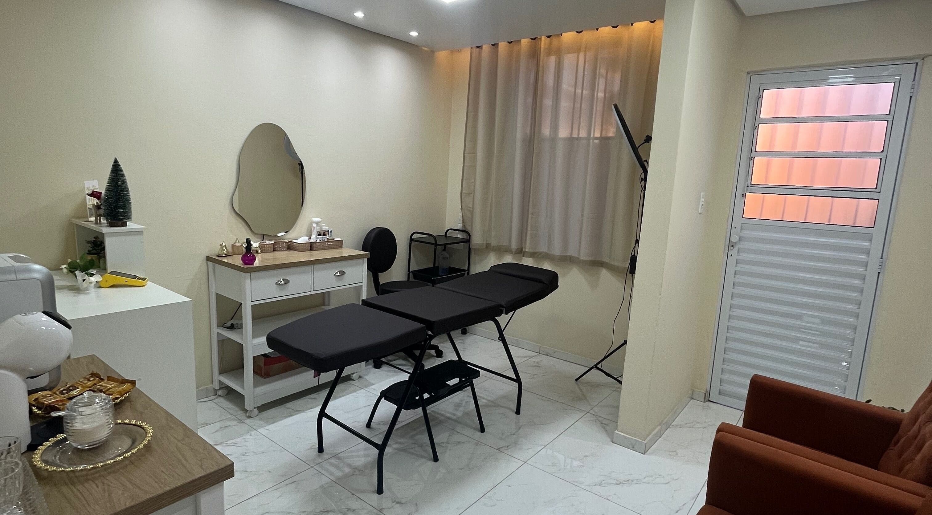 Sala de tratamento no Ateliê Milene Ribeiro, Rio Grande do Sul, BR, com mesa de massagens profissional.
