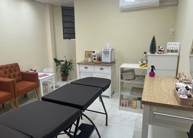 Espaço acolhedor do Ateliê Milene Ribeiro em Rio Grande do Sul, BR, com decoração suave e cadeira de massagem.