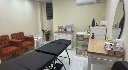 Espaço acolhedor do Ateliê Milene Ribeiro em Rio Grande do Sul, BR, com decoração suave e cadeira de massagem.