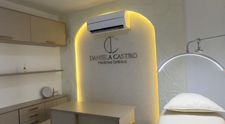 Interior de Daniela Castro Centro Estético en Portoviejo, Manabí, EC con iluminación suave.