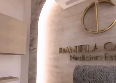 Entrada elegante de Daniela Castro Centro Estético en Portoviejo, Manabí, EC destaca su logotipo y decoración.