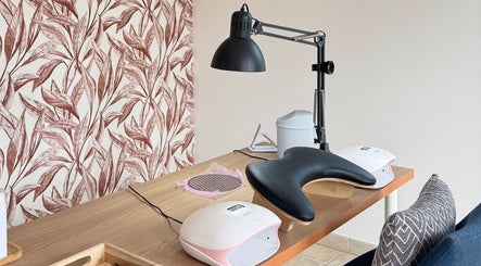 Espace manucure Éclat De Soie à Grandfresnoy, Hauts-de-France, FR avec lampe et outils modernes.