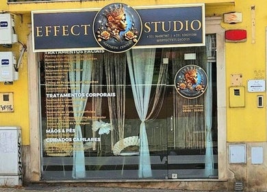 Fachada do Soraya Matoso em Faro, PT, com decoração sofisticada e logotipo no centro.