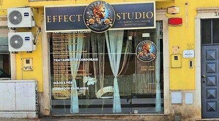 Fachada do Soraya Matoso em Faro, PT, com decoração sofisticada e logotipo no centro.