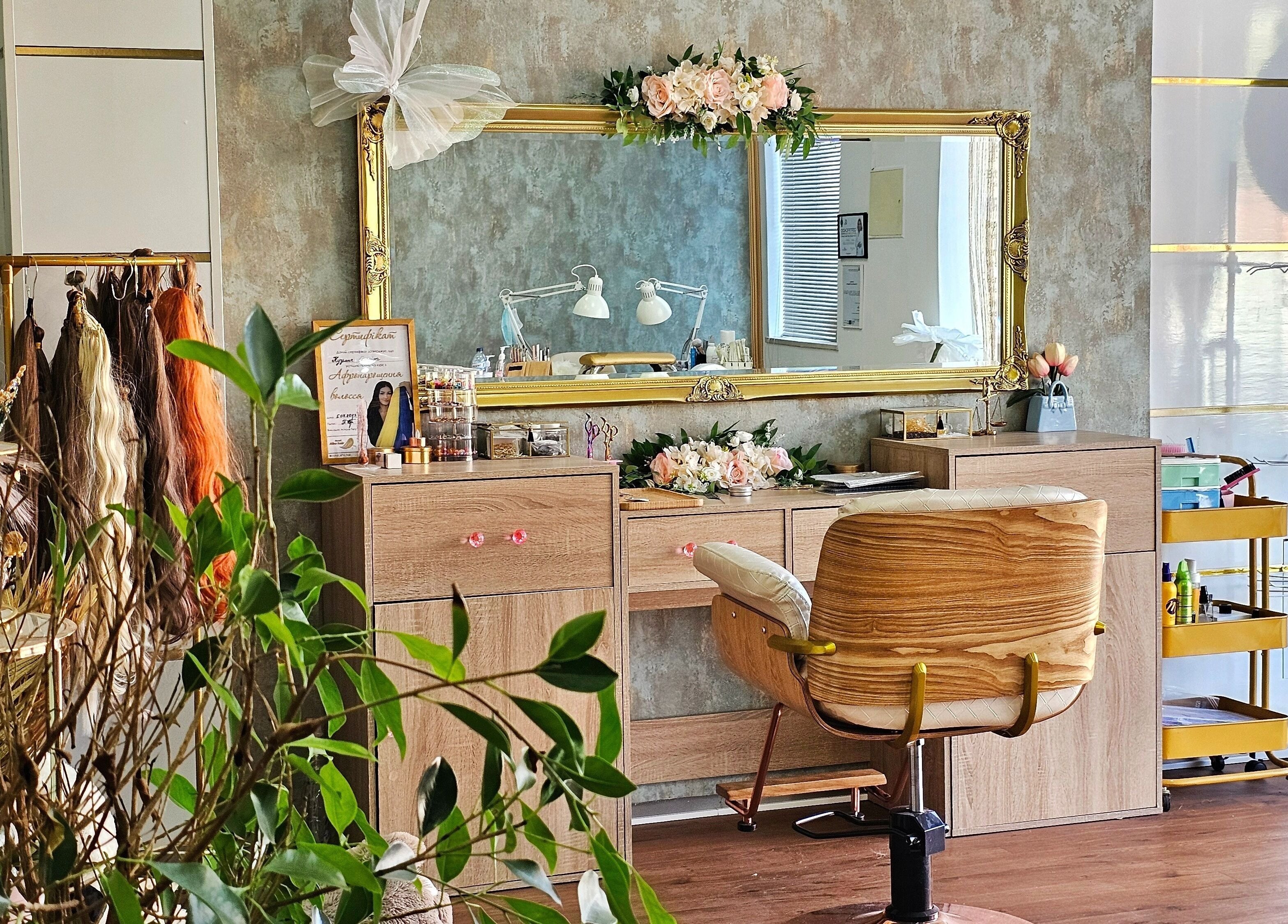 Espaço acolhedor do Soraya Matoso em Faro, PT, com espelho dourado e decorações sofisticadas.