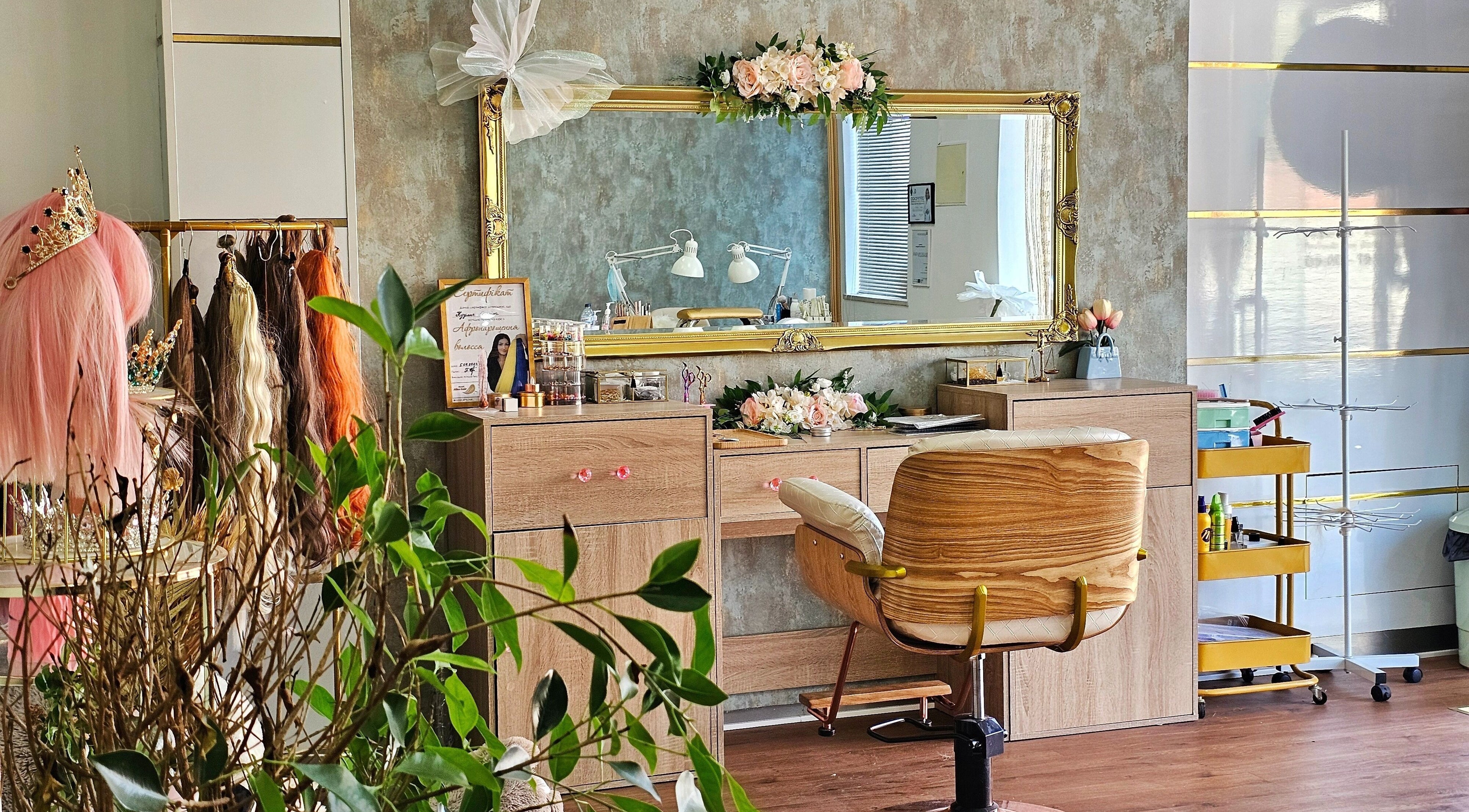 Espaço acolhedor do Soraya Matoso em Faro, PT, com espelho dourado e decorações sofisticadas.