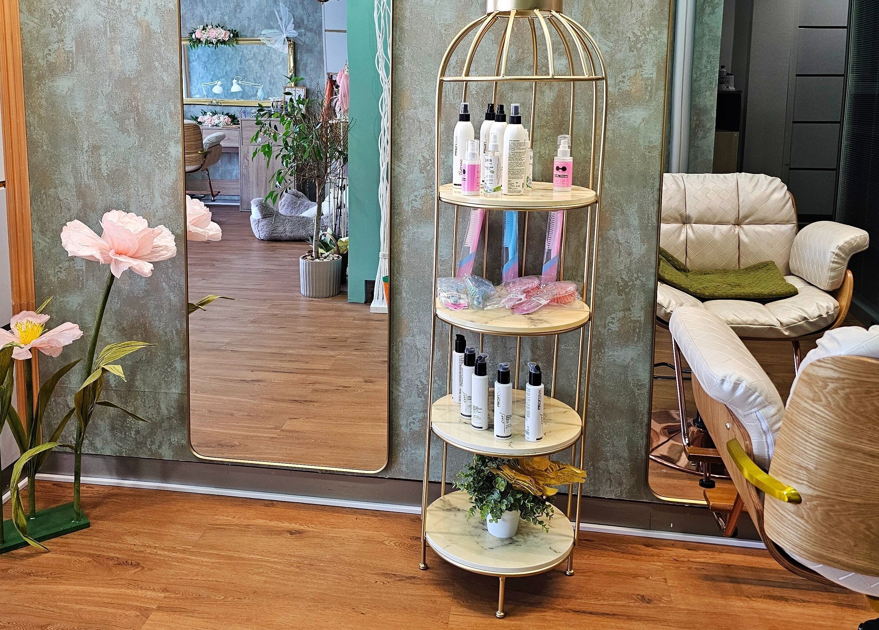 Espaço acolhedor de Soraya Matoso em Faro, PT, com prateleira elegante e flores decorativas.