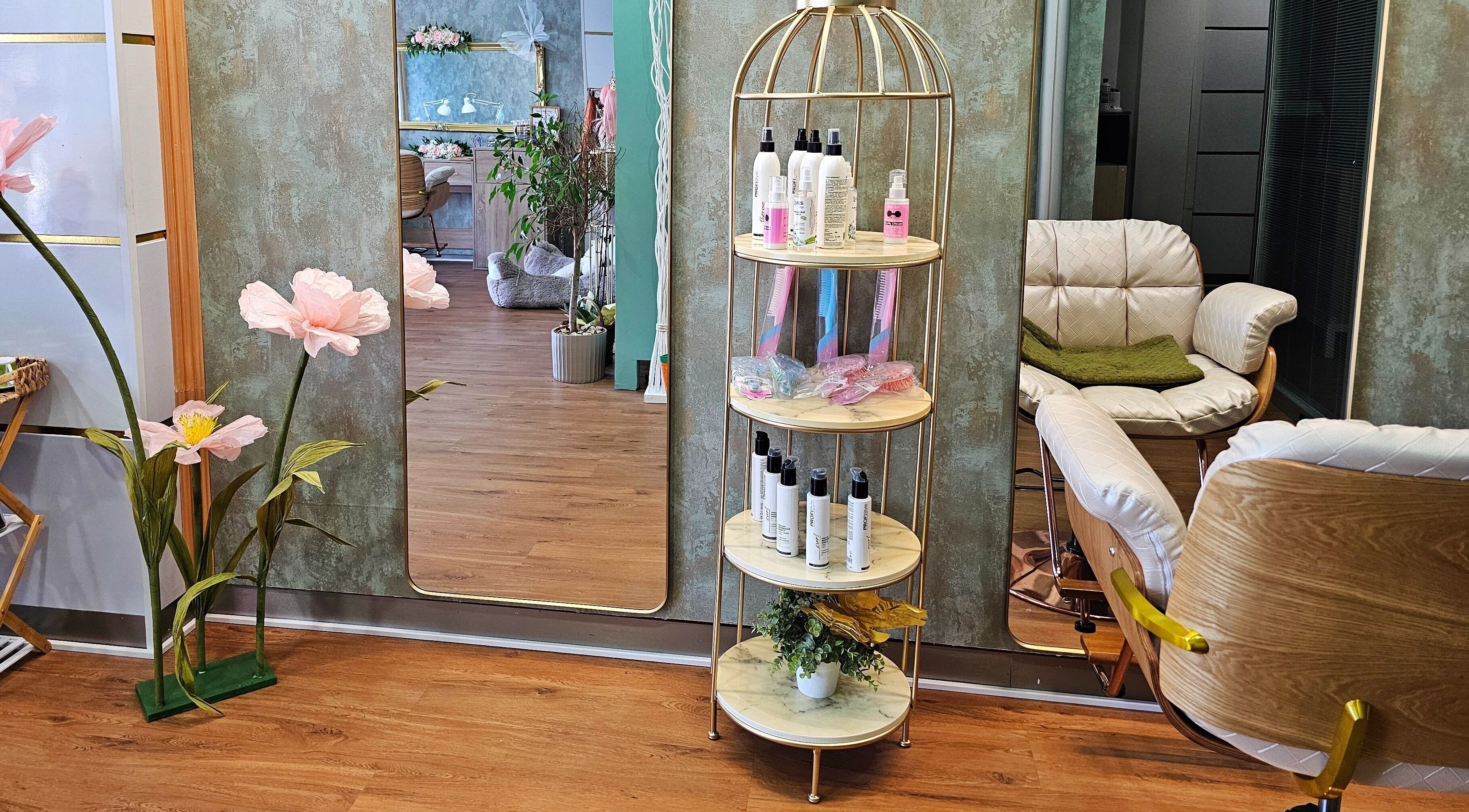 Espaço acolhedor de Soraya Matoso em Faro, PT, com prateleira elegante e flores decorativas.