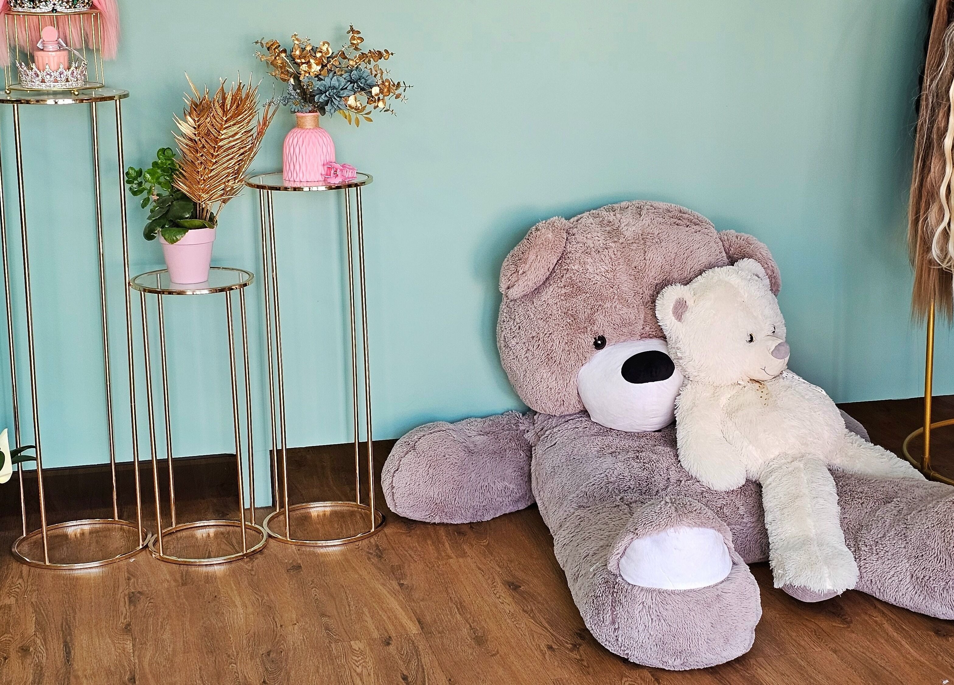 Espaço acolhedor com ursos de peluche no salão Soraya Matoso em Faro, PT.