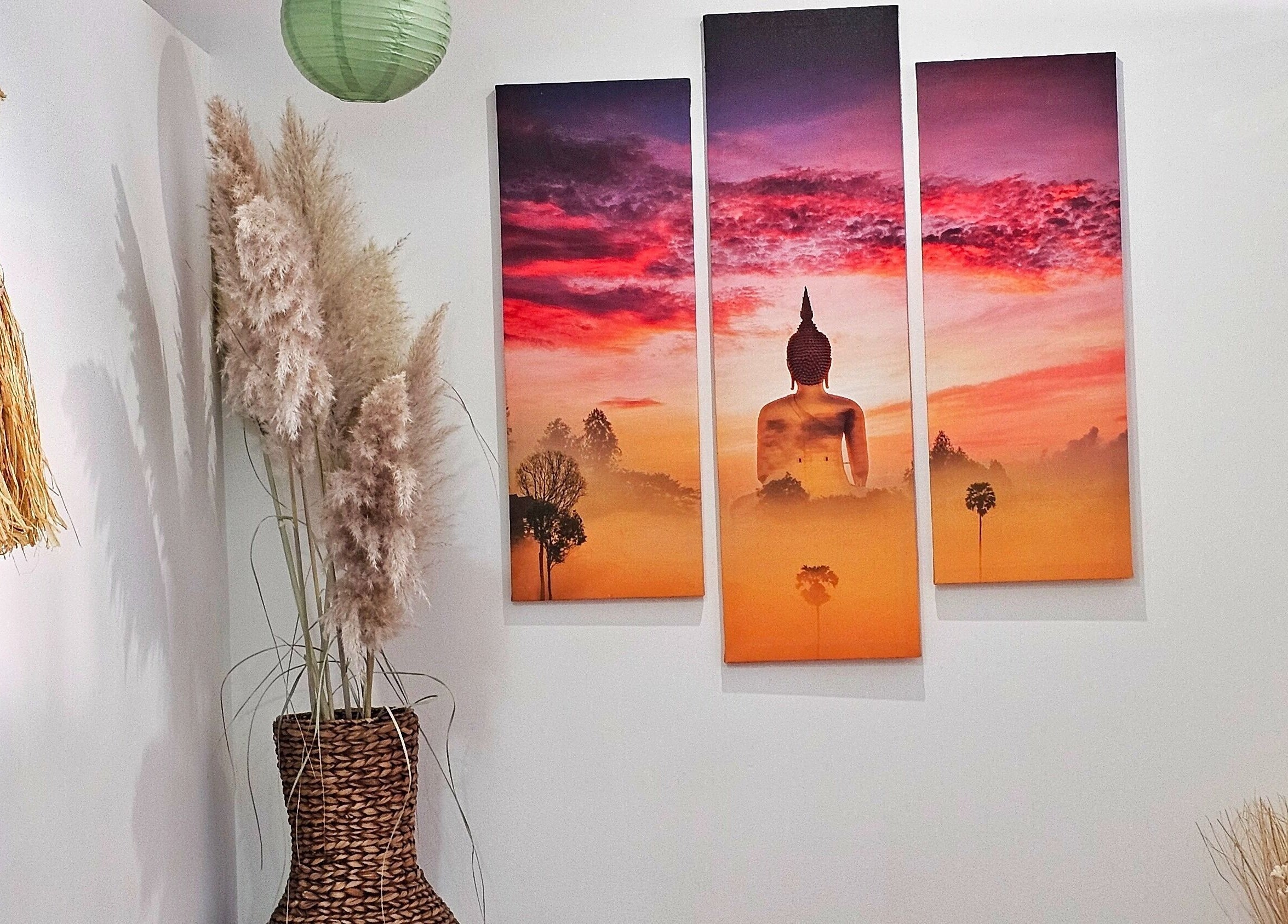 Decoração zen com arte budista e plantas secas em Soraya Matoso, Faro, PT.