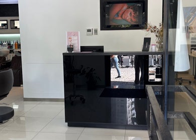 Modern reception area at Larissa nails, Lisboa, Lisboa, PT with stylish decor and seating.
