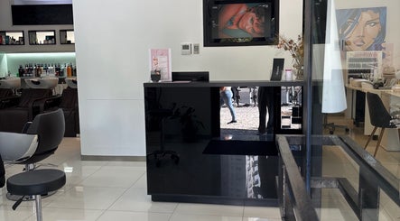 Modern reception area at Larissa nails, Lisboa, Lisboa, PT with stylish decor and seating.