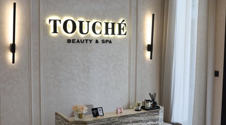 Entrée élégante de Touché Beauty & Spa à Casablanca, Casablanca-Settat, MA, avec logo illuminé et décor raffiné.
