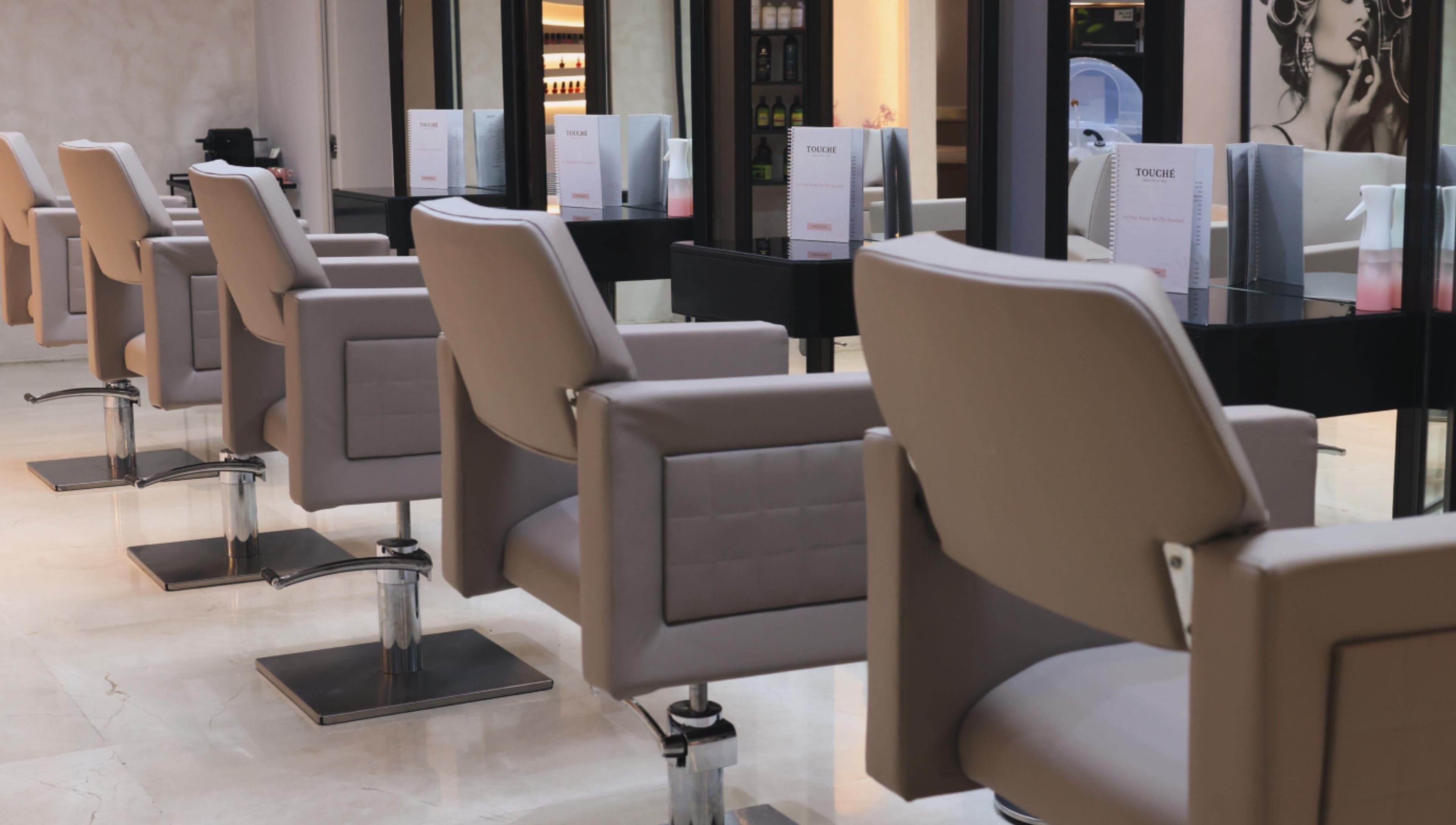Intérieur moderne de Touché Beauty & Spa à Casablanca, Casablanca-settat, MA avec des chaises beige élégantes.