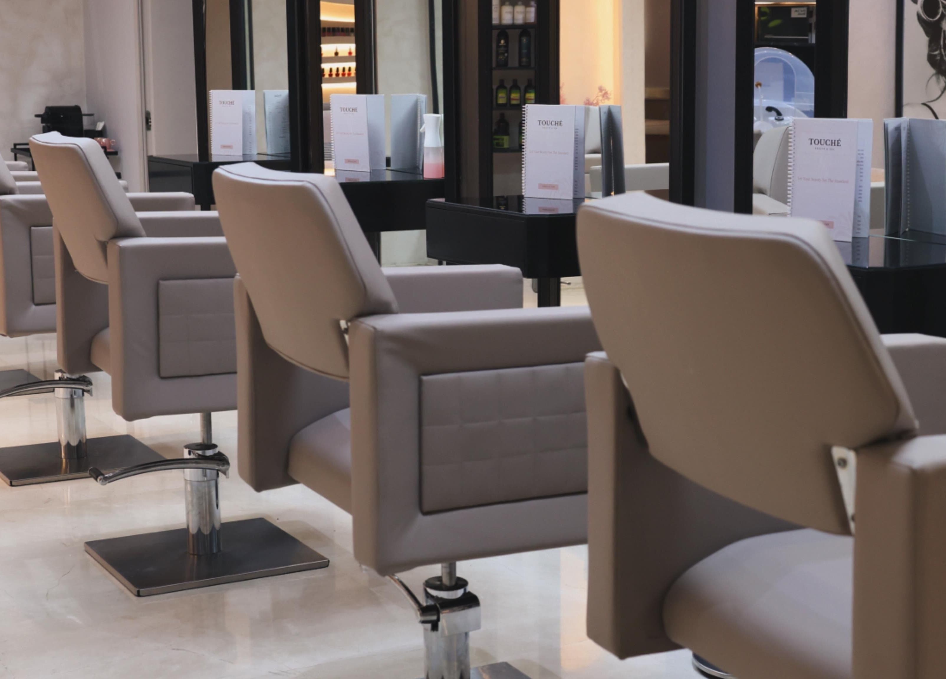 Intérieur moderne de Touché Beauty & Spa à Casablanca, Casablanca-settat, MA avec des chaises beige élégantes.