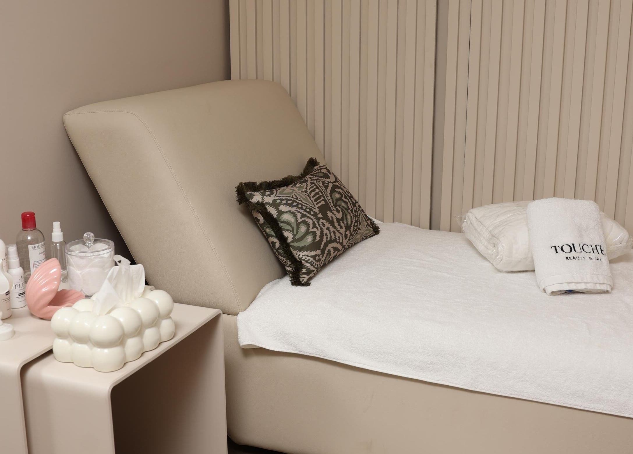 Espace détente à Touché Beauty & Spa, Casablanca, Casablanca-settat, MA, avec chaise et produits de soin.