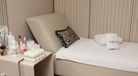 Espace détente à Touché Beauty & Spa, Casablanca, Casablanca-settat, MA, avec chaise et produits de soin.