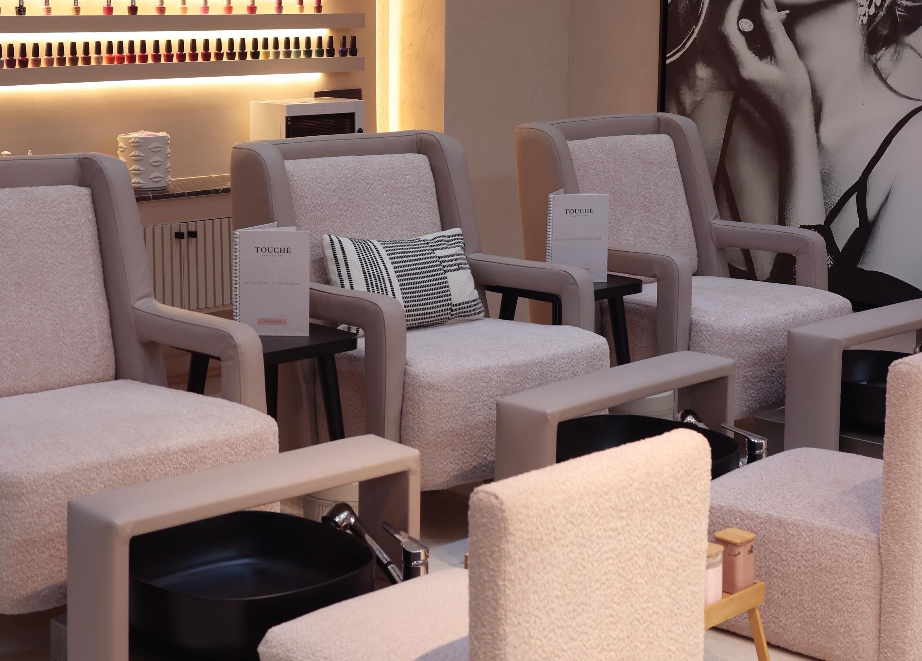 Salle de manucure élégante à Touché Beauty & Spa, Casablanca, Casablanca-settat, MA avec fauteuils confortables.