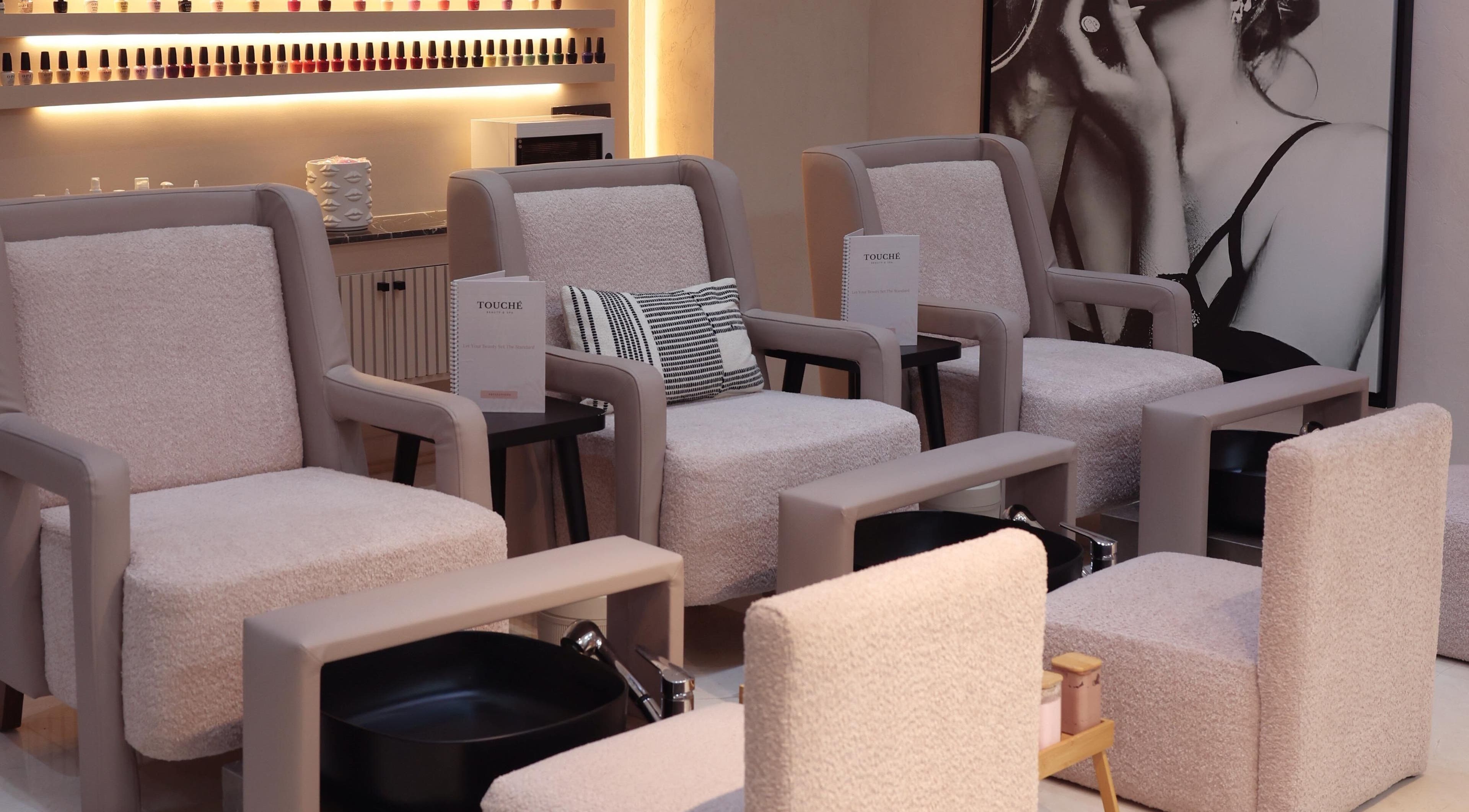 Salle de manucure élégante à Touché Beauty & Spa, Casablanca, Casablanca-settat, MA avec fauteuils confortables.