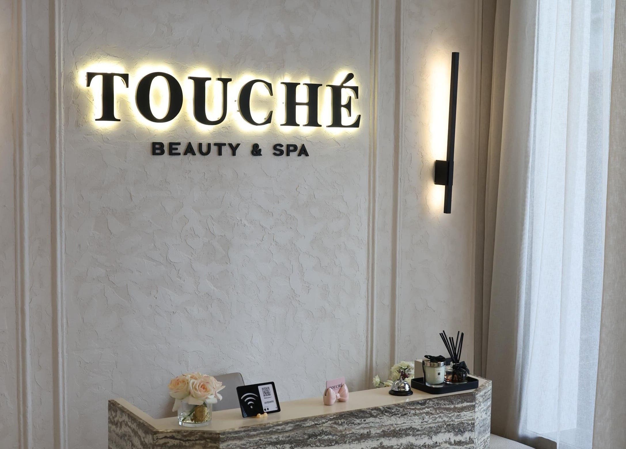 Réception élégante de Touché Beauty & Spa à Casablanca, Casablanca-settat, MA, avec un éclairage doux.