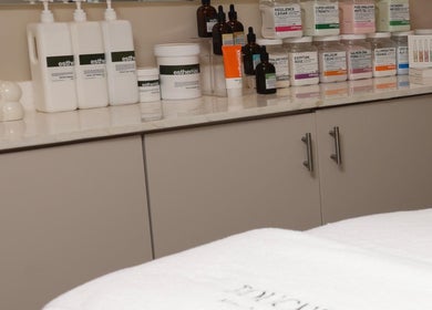 Produits de spa à Touché Beauty & Spa, Casablanca, Casablanca-settat, MA, sur une étagère élégante.