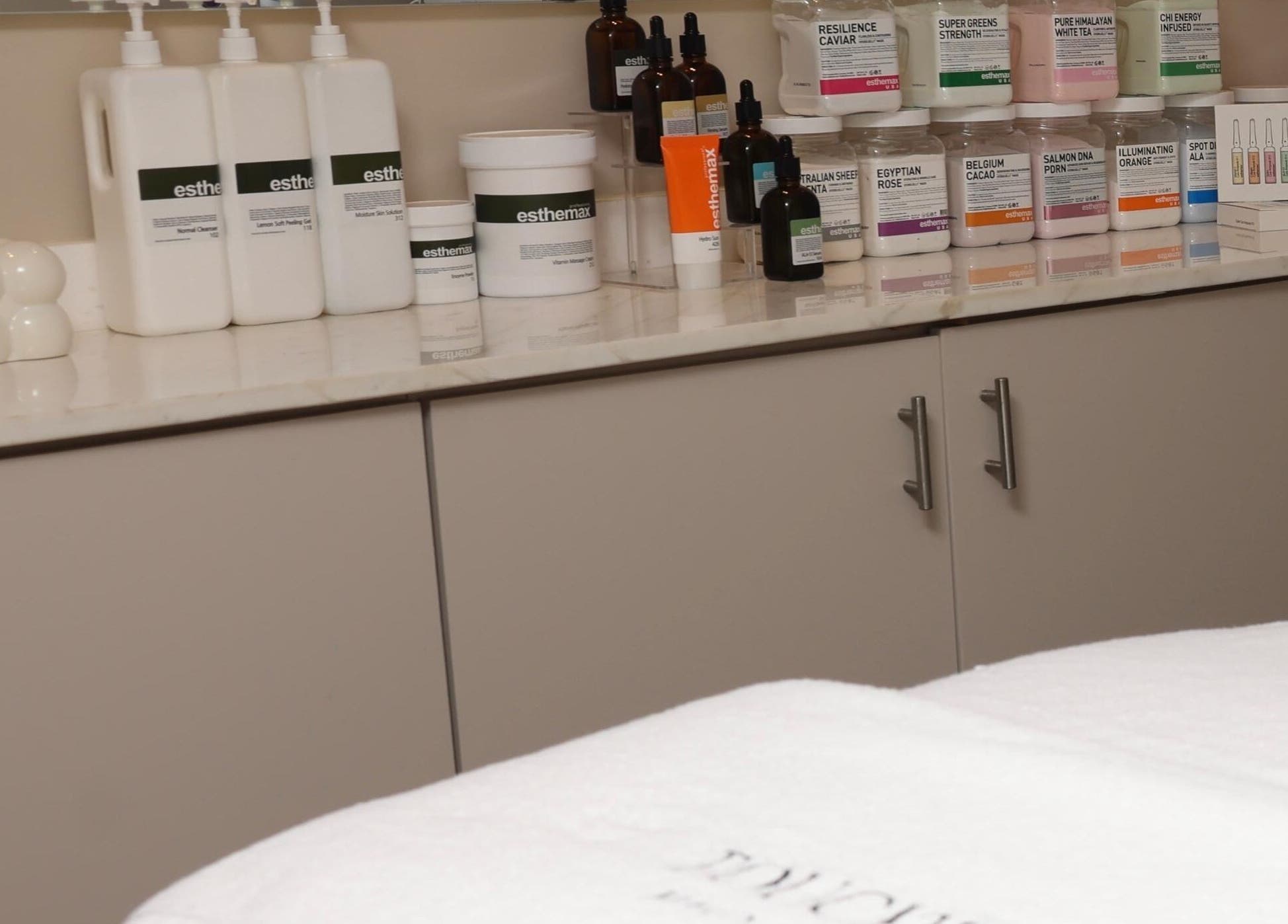 Produits de spa à Touché Beauty & Spa, Casablanca, Casablanca-settat, MA, sur une étagère élégante.