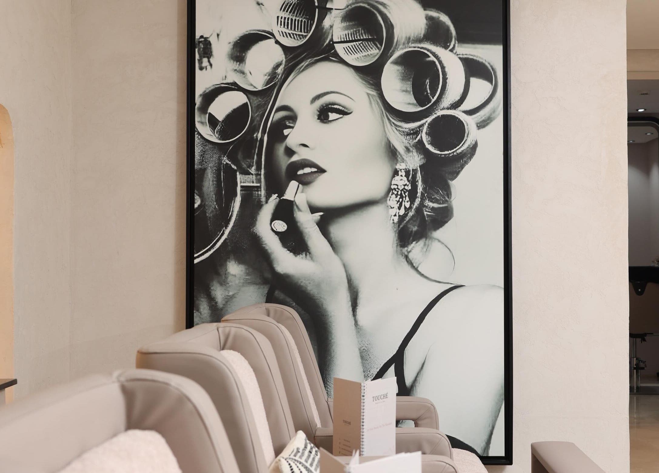 Mur d'art élégant chez Touché Beauty & Spa, Casablanca, Casablanca-settat, MA, avec sièges confortables.