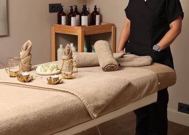 Espace de massage à Touché Beauty & Spa, Casablanca, Casablanca-settat, MA, avec serviettes douces et accessoires.