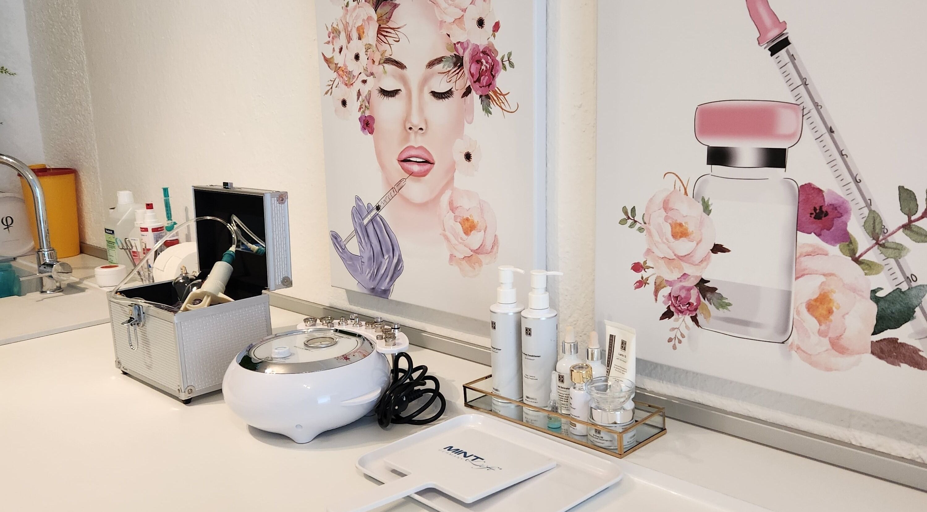 Behandlungsraum bei Svjetlana Soldic, Stuttgart, Baden-Württemberg, DE, mit stilvollen kosmetischen Werkzeugen und Kunstwerken.