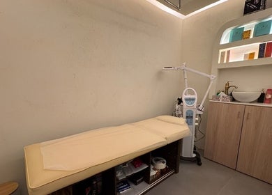 Relaxing treatment room at Black Oak Gents Salon, Dubai, Dubai, AE, featuring a comfortable bed and modern equipment.