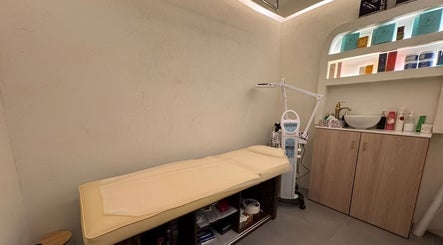 Relaxing treatment room at Black Oak Gents Salon, Dubai, Dubai, AE, featuring a comfortable bed and modern equipment.