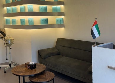 Cozy waiting area at Black Oak Gents Salon, Dubai, Dubai, AE with modern decor and seating.