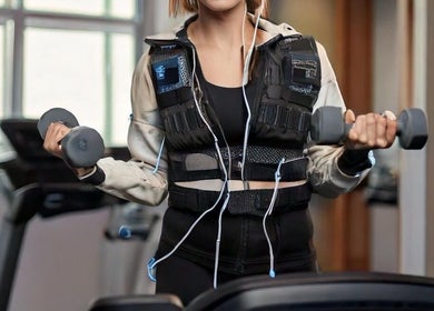 Allenamento EMS al Fit And Go Cinque Giornate, Milano, Lombardia, IT con donna che usa pesi.