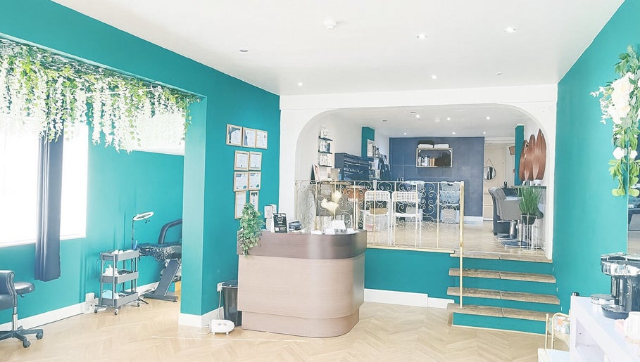 Interior stilat al Beauty by Cam din Norwich, England, GB, decorat în nuanțe de verde și lemn.