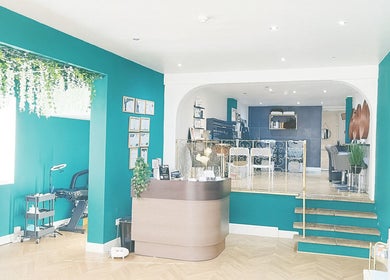 Interior stilat al Beauty by Cam din Norwich, England, GB, decorat în nuanțe de verde și lemn.