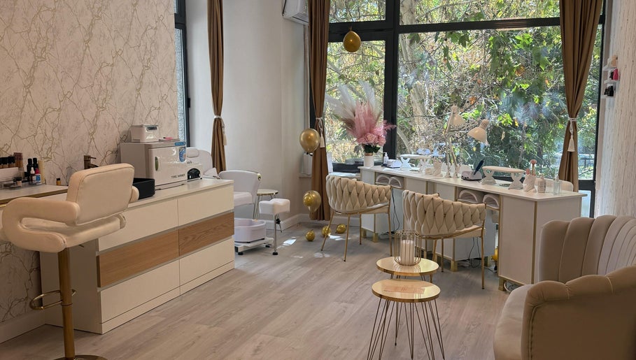 Interior elegant al Elysia Beauty Lounge cu scaune luxoase și decor modern, situat în București, București, RO.