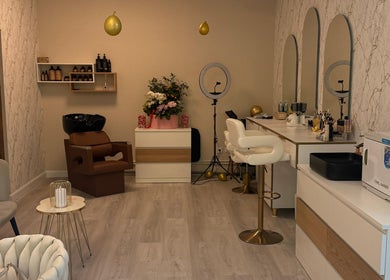 Interior elegant al Elysia Beauty Lounge din București, București, RO, cu scaune confortabile și oglinzi mari.