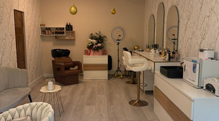 Interior elegant al Elysia Beauty Lounge din București, București, RO, cu scaune confortabile și oglinzi mari.