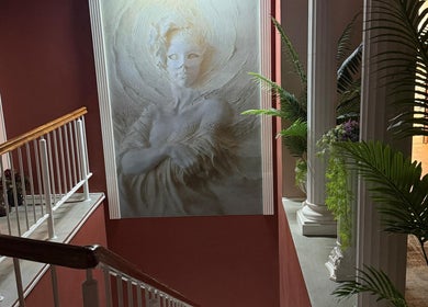 Scară elegantă cu tablou sculptural la Elysia Beauty Lounge, București, București, RO.