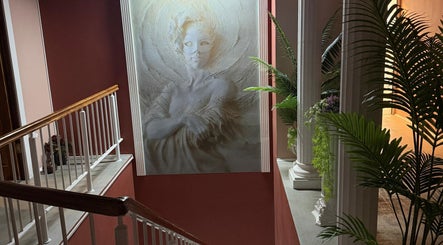 Scară elegantă cu tablou sculptural la Elysia Beauty Lounge, București, București, RO.