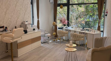 Interior elegant la Elysia Beauty Lounge, București, București, RO, cu scaune luxoase și decor rafinat.
