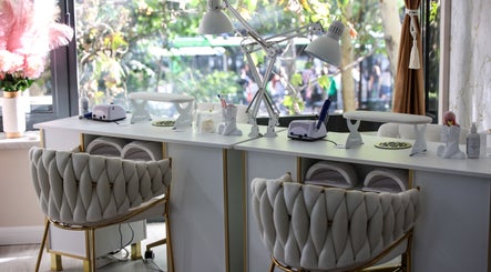 Stație de manichiură elegantă la Elysia Beauty Lounge, București, București, RO, cu scaune confortabile și lumină naturală.