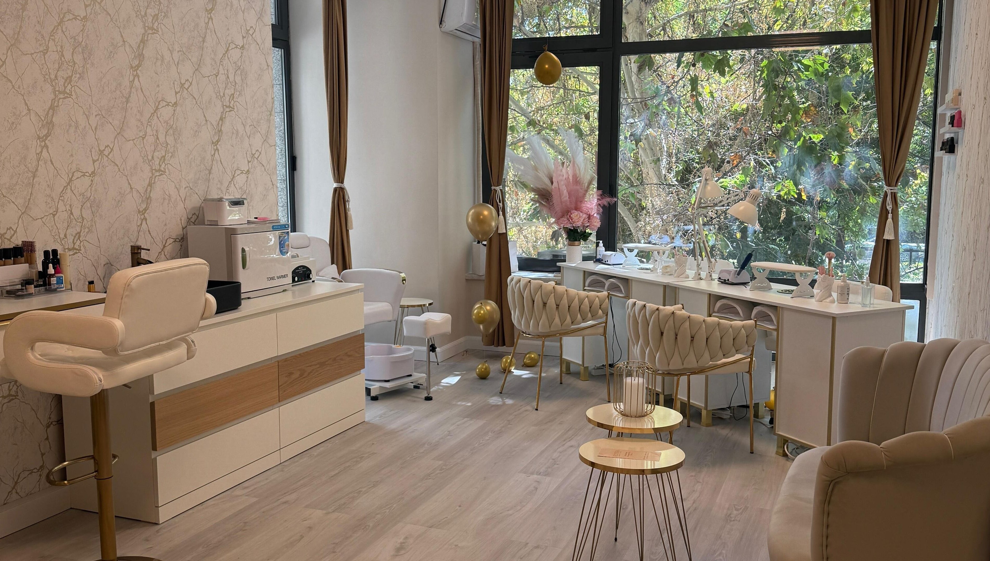 Interior modern al Elysia Beauty Lounge din București, București, RO cu scaune de lux și spațiu luminos.