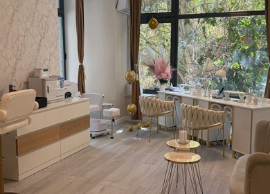 Interior modern al Elysia Beauty Lounge din București, București, RO cu scaune de lux și spațiu luminos.