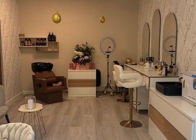 Interior modern la Elysia Beauty Lounge, București, București, RO, cu scaune confortabile și decor elegant.