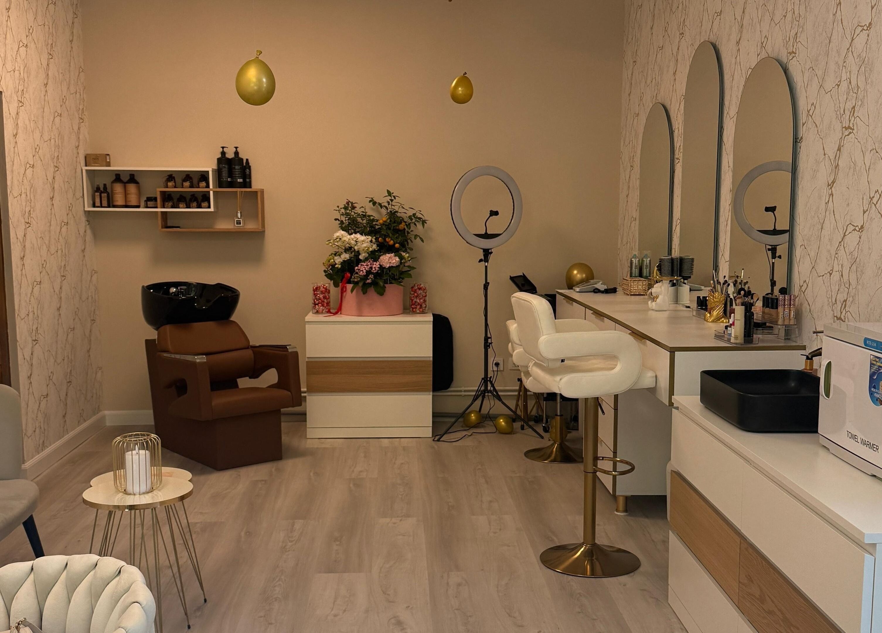 Interior modern la Elysia Beauty Lounge, București, București, RO, cu scaune confortabile și decor elegant.