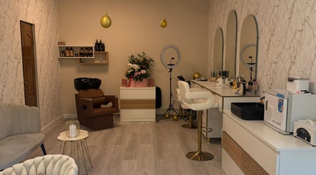 Interior modern la Elysia Beauty Lounge, București, București, RO, cu scaune confortabile și decor elegant.