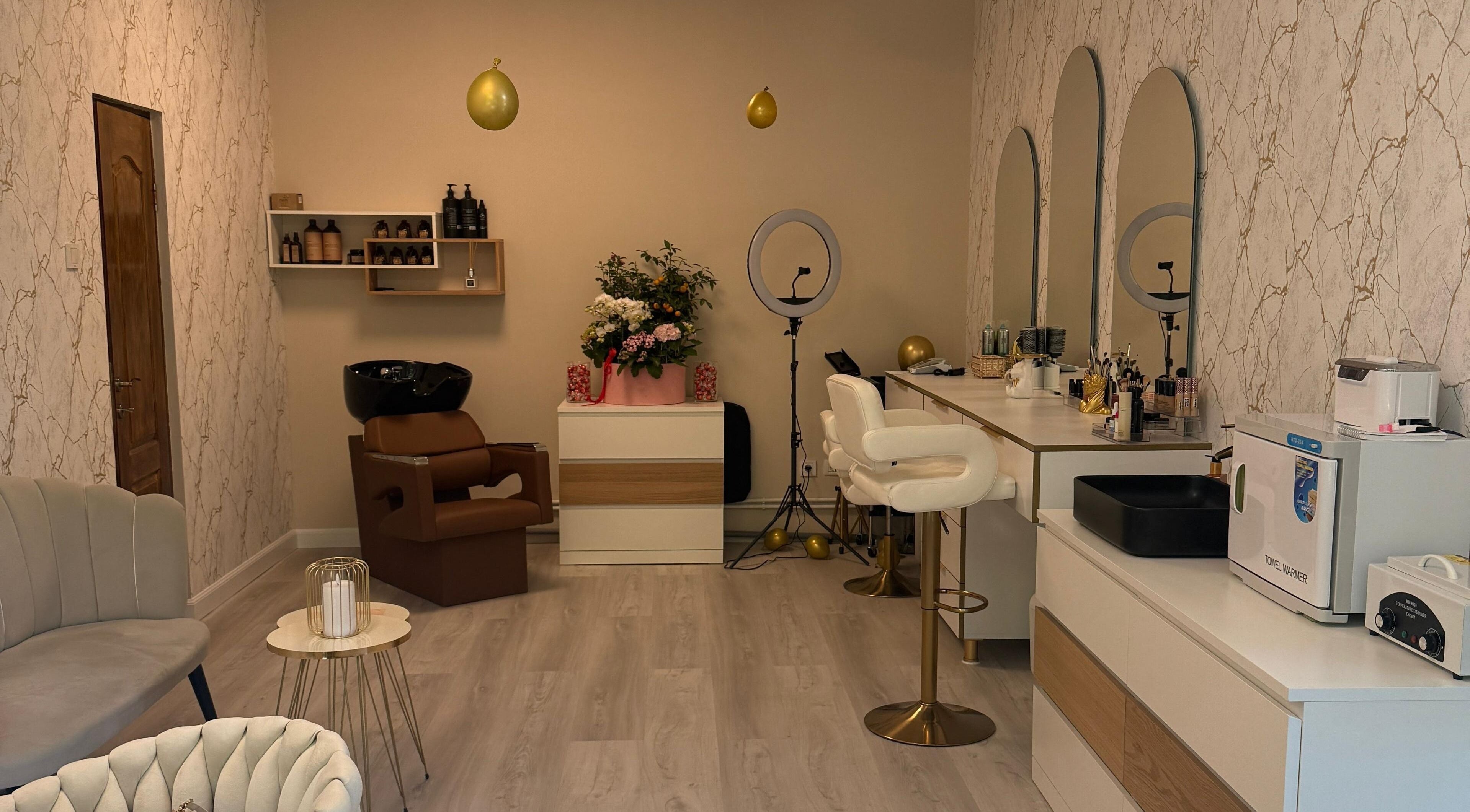 Interior modern la Elysia Beauty Lounge, București, București, RO, cu scaune confortabile și decor elegant.