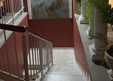 Intrarea pe scară elegantă la Elysia Beauty Lounge, București, București, RO, decorată cu plante și tablouri.