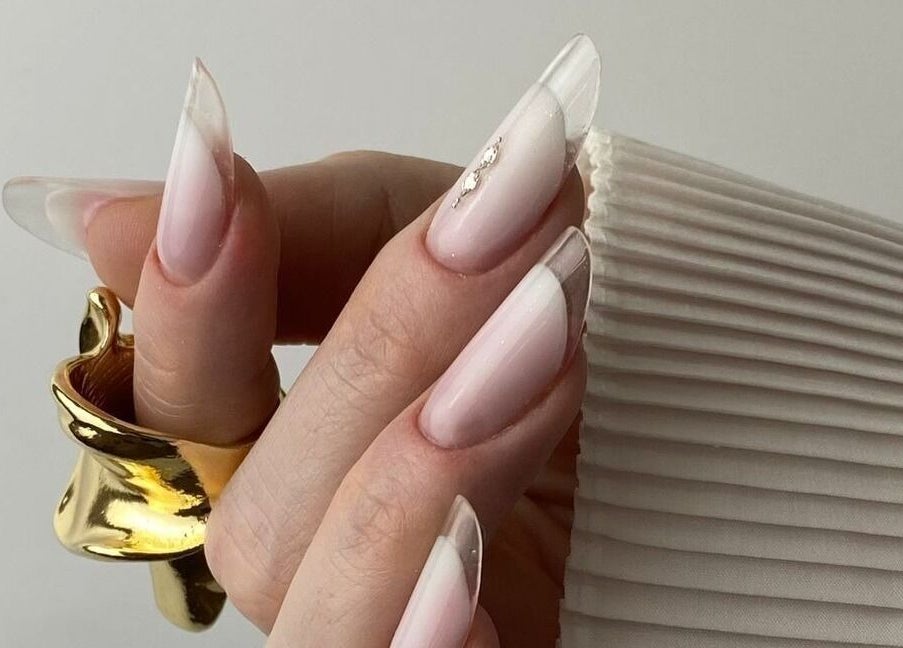 Manichiură franțuzească elegantă la Elysia Beauty Lounge, București, București, RO.